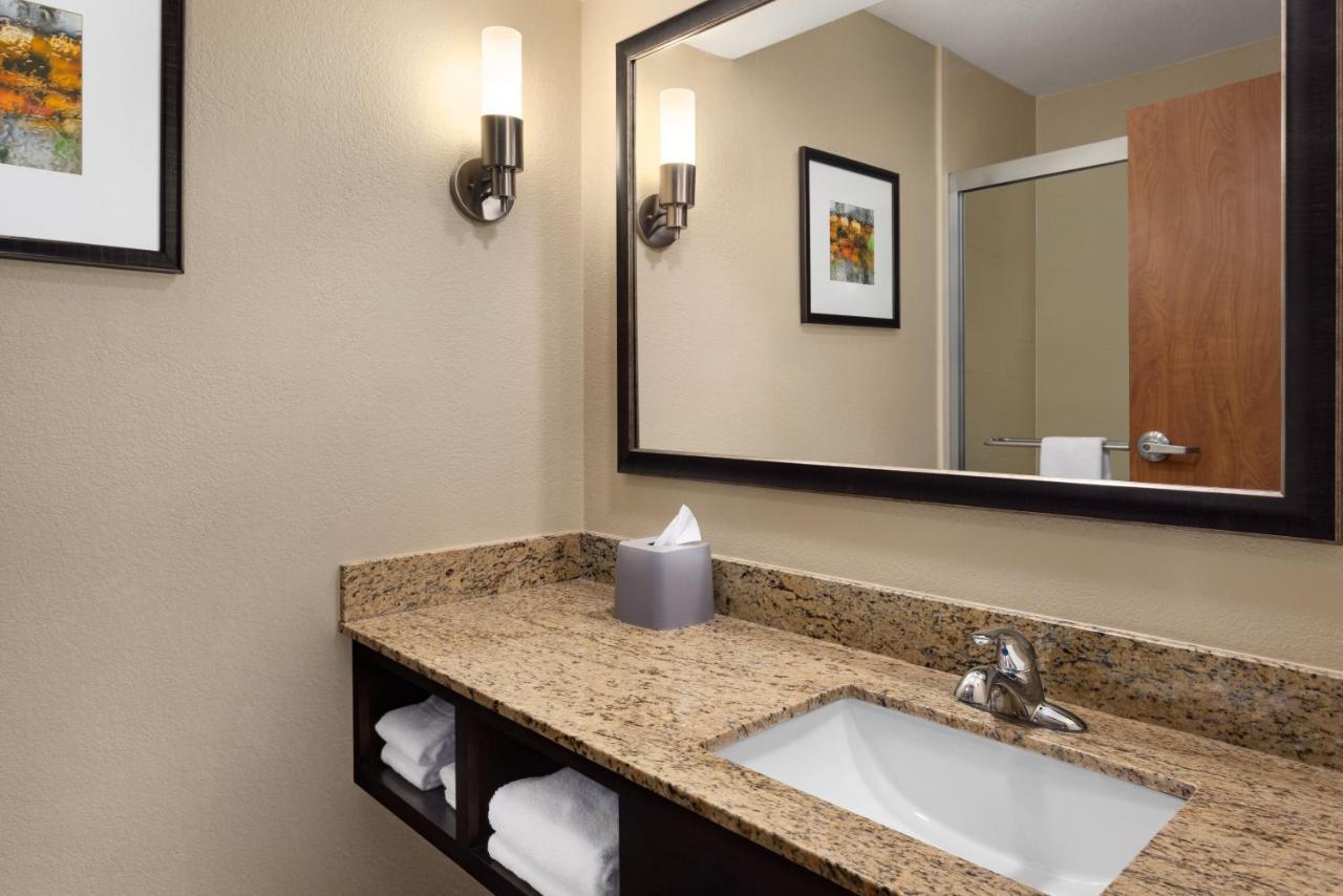Holiday Inn Express Hotel & Suites Edmond By Ihg Exterior foto